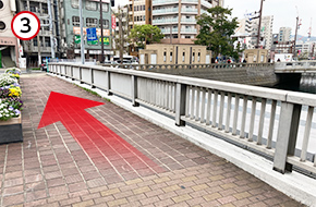 直進し、中島川を渡ります。