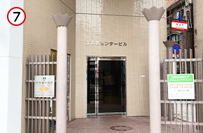 2階にお越しください。