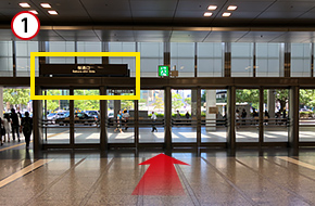 桜通り口（金時計側の出入り口）を出て円錐型のモニュメントに向かい、通路を左折します。