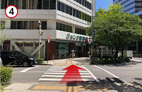 ジュンク堂書店を越えて直進します。