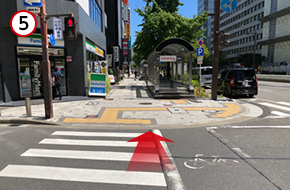 横断歩道を渡り、角のファミリーマートを越えて、さらに直進します。