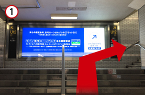 ユニモール12番出口（右側）を出ます。