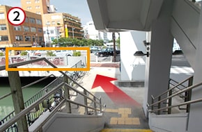 階段を下りて、左手に見える御成り橋を目指します。