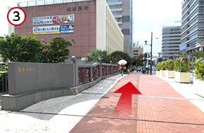 御成り橋を渡り、そのまま琉球銀行を左手にして直進します。