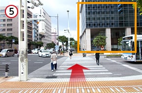 横断歩道を渡った先にタイムスビルがあります。タイムスビルを右手に直進します。