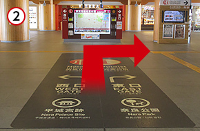 改札口を出て、東口へ向かいます。