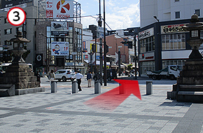 三条通へ向かって交差点を渡ります。