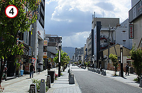 三条通を直進します。