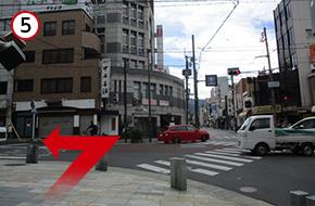 上三条町の交差点で横断歩道を渡り左折します。