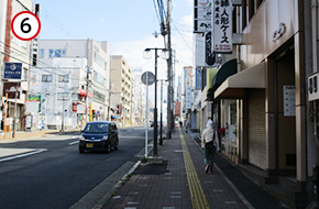 近鉄奈良駅に向かい直進します。