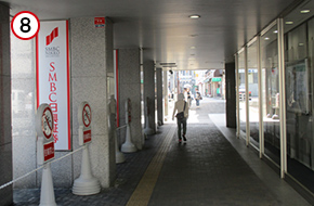 SMBC日興証券を右手に直進します。