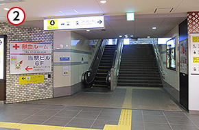 4番出口より階段・エスカレーターをご利用ください。