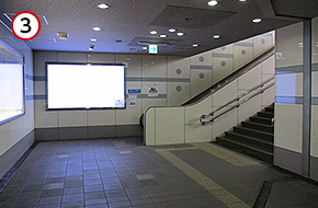 エレベーターを乗り継ぎ、地上へ向かいます。