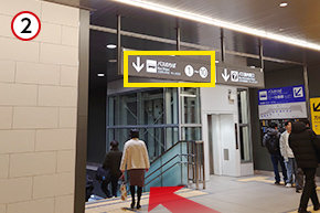 バスのりば①~⑩へ向かう階段を下り、万代広場へ進みます。