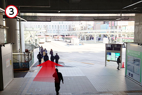 階段を下りたら万代広場に出ますので、道なりに沿って真っすぐ進みます。