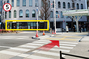 ドラッグトップスに向かって、横断歩道を渡ります。