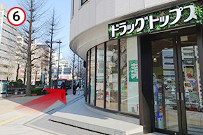 道なりに沿って真っすぐ進みます。