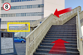 交差点にある歩道橋を渡ります。レオパレス21が入っているビル側に下りて、さらに直進します。