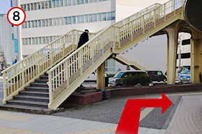 交差点にある歩道橋を上らず横断歩道を渡っていく場合は、右折し、そのまま直進します。