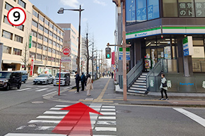 横断歩道を渡ります。