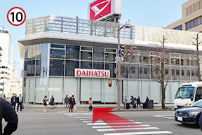 ダイハツに向かって、横断歩道を渡ります。