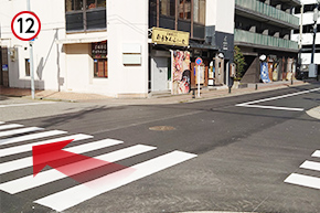 横断歩道を左折します。