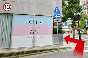 大きな通りが見えたら、さらに左折します。