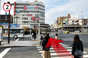 「南口」を出て横断歩道を進みます。