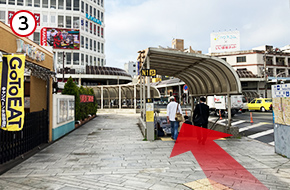 横断歩道の突き当りにある地下道に入ります。