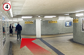 地下道の分岐を左に進みます。