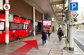 道なりにまっすぐ進みます。