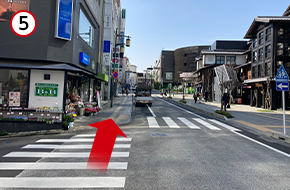 交差点を渡り、さらに直進します。