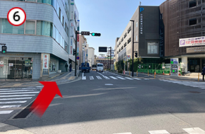 「お城通り」交差点を渡り、『野村證券』が入っているビルを超えます。