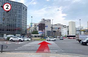 産業通りの信号を渡ってください。