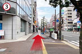 中央通りまで行き、直進してください。