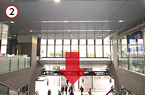 直進して階段を下ります。