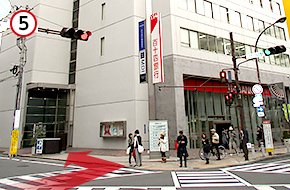 2分ほど歩くと左手に「百十四銀行」が見えてきます。当事務所の受付はこのビルの7Fです。