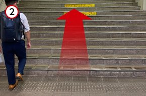 階段を上がってください。