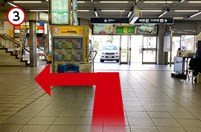 階段を上がったら左へお進みください。