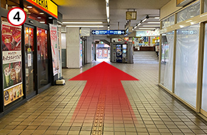 ロッテリアの横の通路を真っすぐ進んで頂き、外へ出てください。