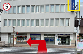 タクシー乗り場先の正面みずほ銀行の信号を渡り、左へお進みください。