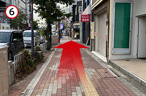 真っすぐお進みください。