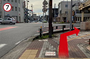 歩道橋のある交差点まできたら、右へ曲がってください。