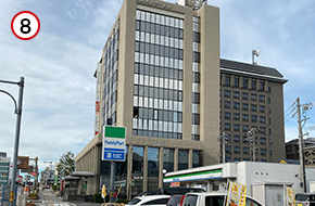 ファミリーマートの隣のビルに弊所が入っています。