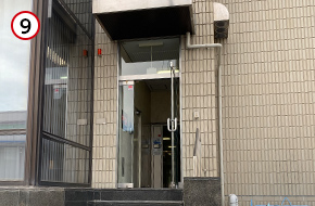 ビルの入り口は、ファミリーマート側にあります。（ビルの道沿いの入り口は各テナントさんの入り口です。ビルの中へ入ることはできません。）