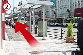 タカシマヤ前の大通りの左側の歩道を直進します。