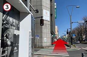 直進して、りそな銀行の隣のビルに入ります。