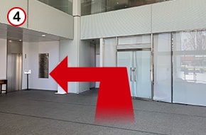 向かって左側にあるエレベーターで9Fへお越しください。