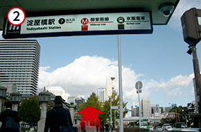 7番出口を出て、そのまま直進します。