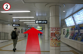 御堂筋方面に直進し、北新地駅の地下道を目指します。